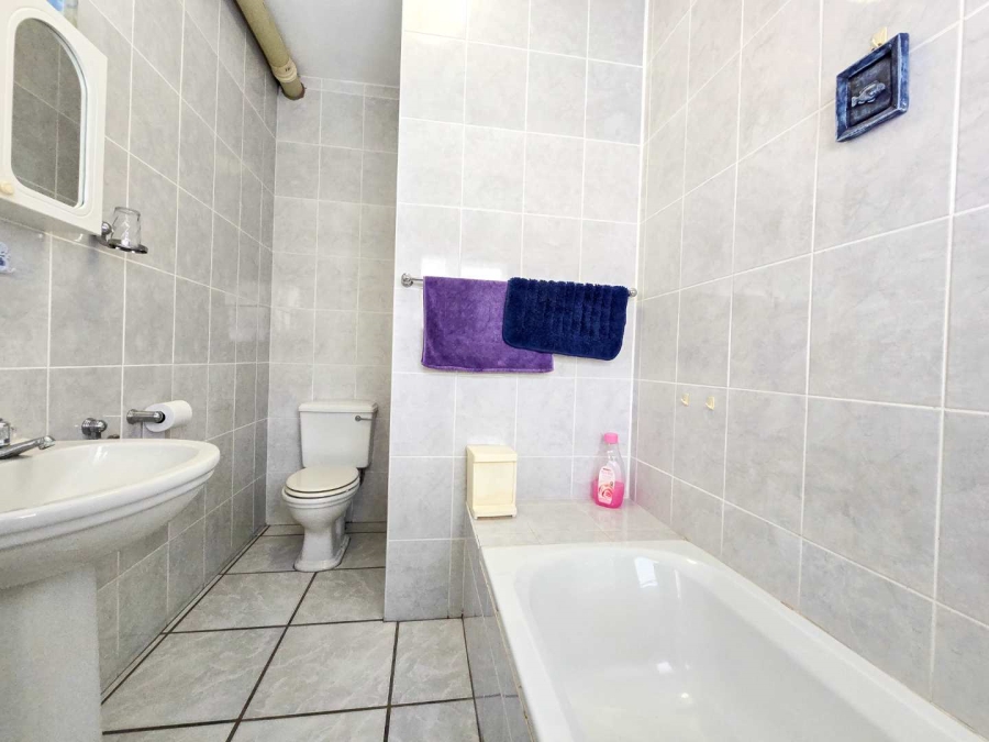 4 Bedroom Property for Sale in Stilbaai Wes Western Cape